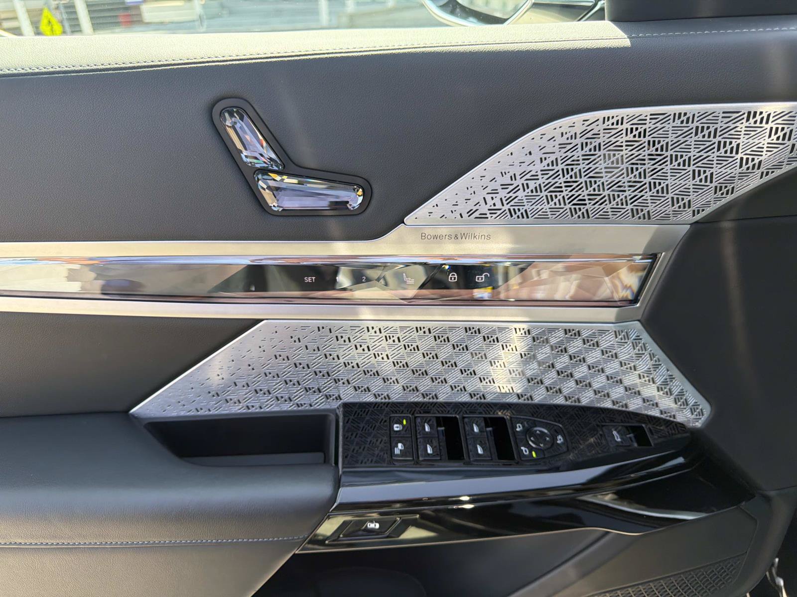Used 2023 BMW i7 xDrive60 AWD/4WD image 15