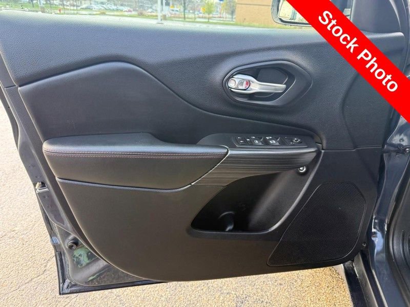 Used 2017 Jeep Cherokee Trailhawk image 19