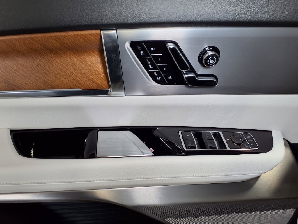 New 2027 Cadillac Vistiq Luxury AWD/4WD image 15