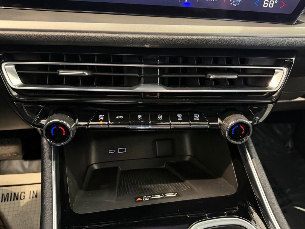 Used 2025 Chevrolet Traverse LT image 14