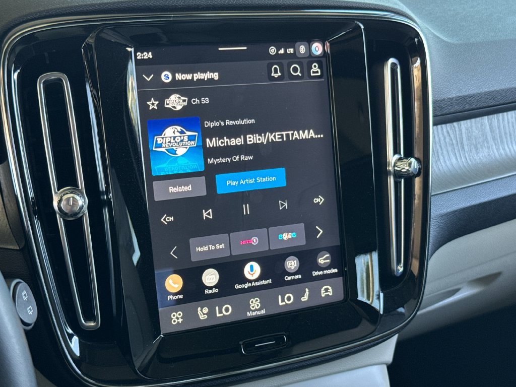 Certified 2026 Volvo XC40 B5 Plus AWD/4WD image 17