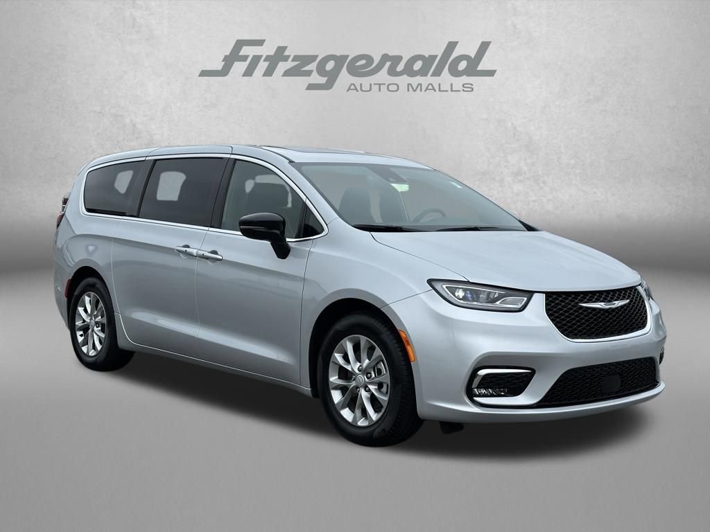 Used 2026 Chrysler Pacifica Limited FWD image 1