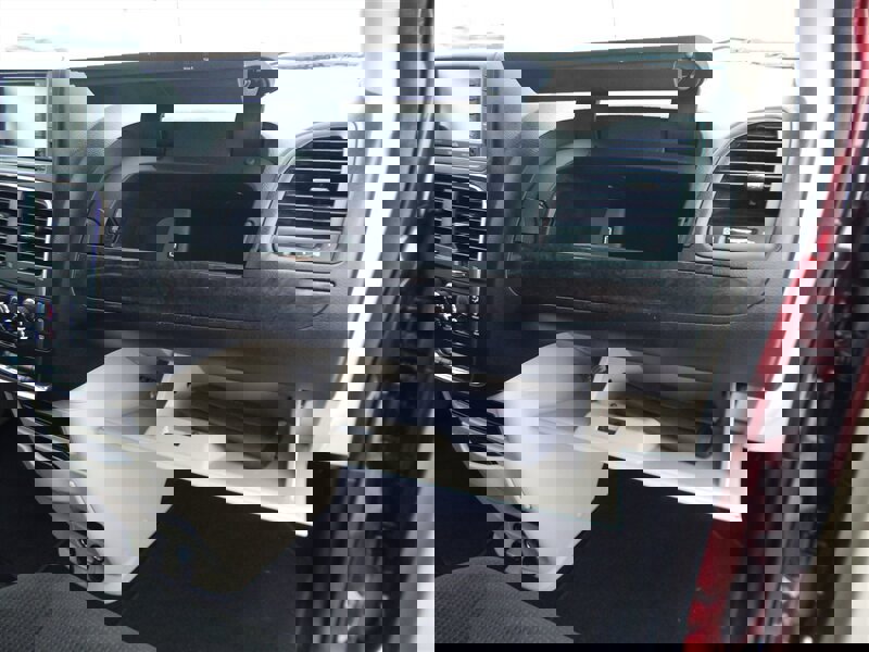 Used 2018 Dodge Grand Caravan SE w/ UConnect Hands-Free Group image 17