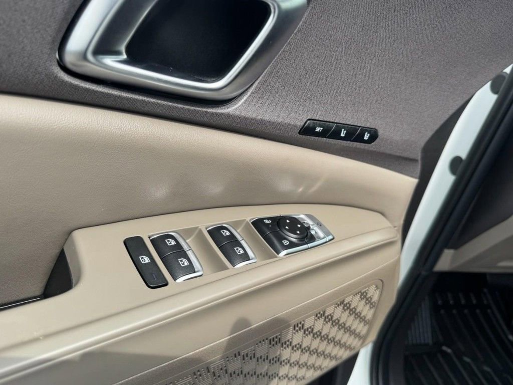 Used 2026 Kia Carnival EX image 15