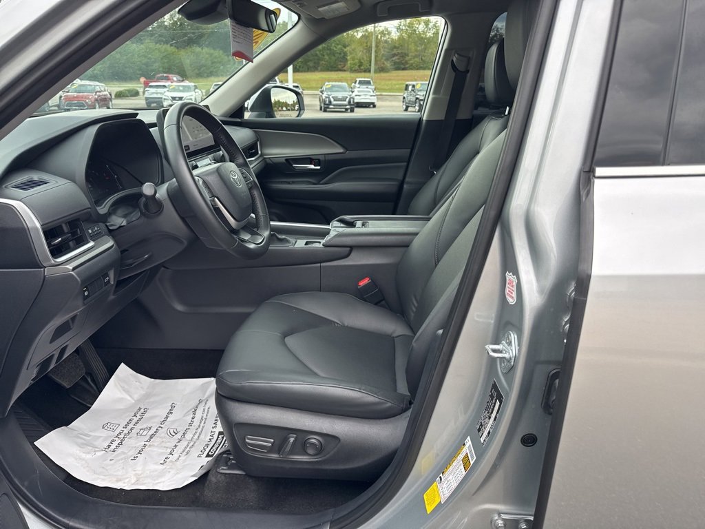 Used 2025 Toyota Grand Highlander FWD image 25