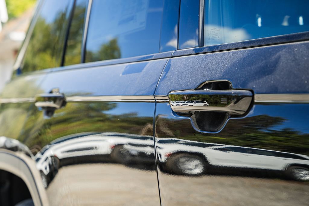 New 2025 Jeep Grand Cherokee Laredo X w/ Luxury Tech Group I image 17