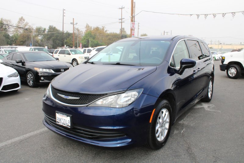 Used 2020 Chrysler Voyager LX image 3