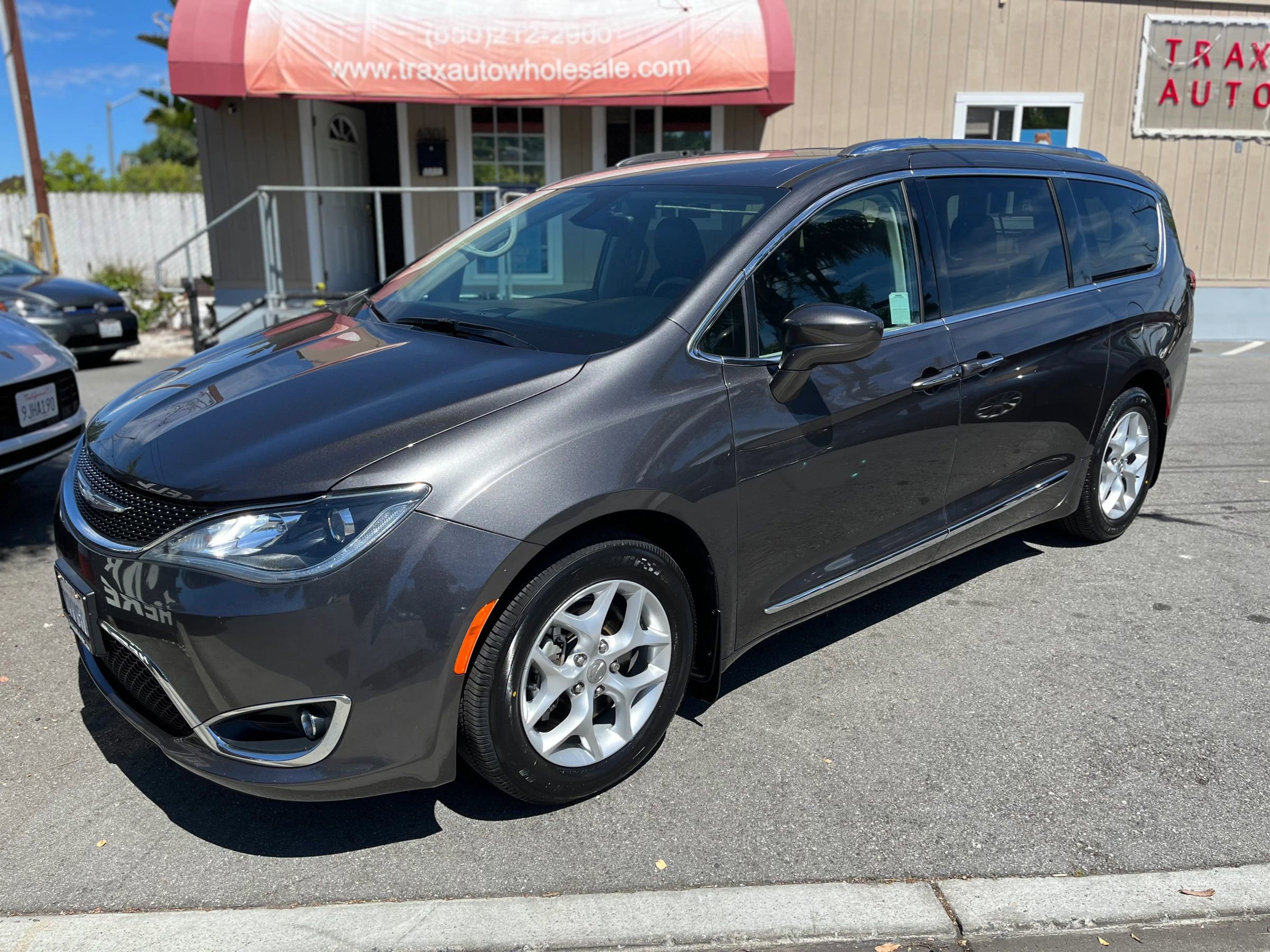Used 2017 Chrysler Pacifica Touring-L Plus w/ Tire & Wheel Group FWD image 3
