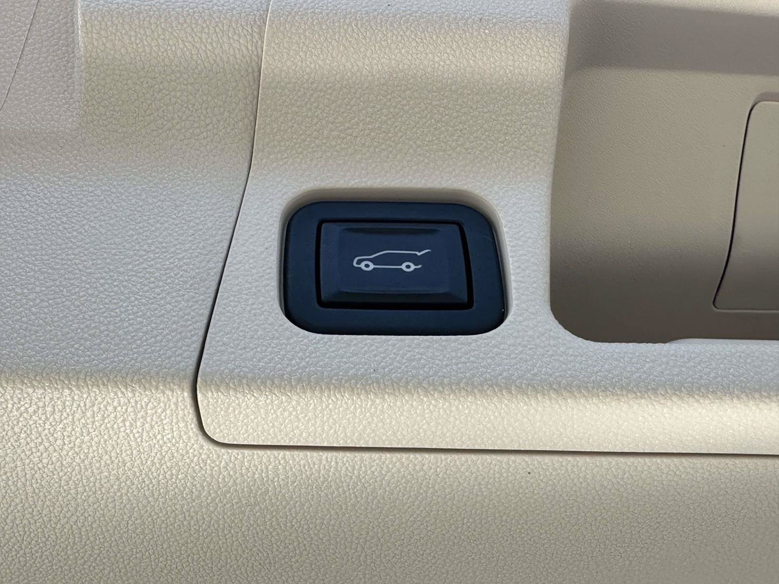 Used 2021 GMC Acadia Denali w/ Denali Technology Package FWD image 9