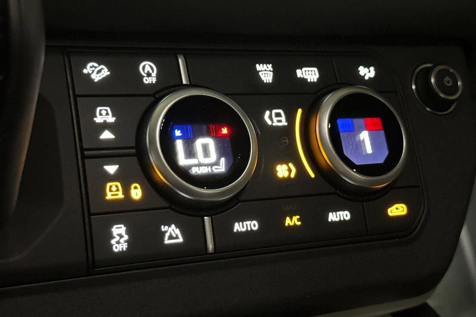 New 2025 Land Rover Defender 130 X-Dynamic SE AWD/4WD image 23