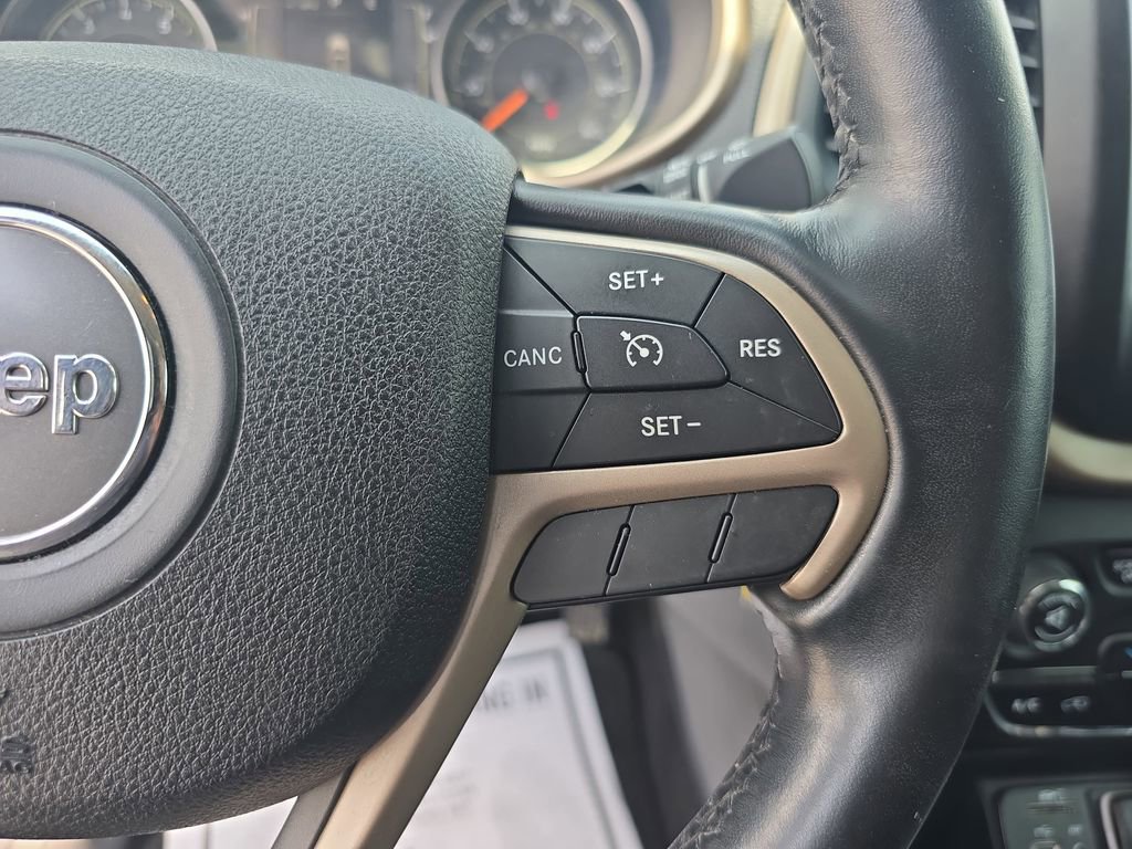 Used 2015 Jeep Cherokee Latitude FWD image 15