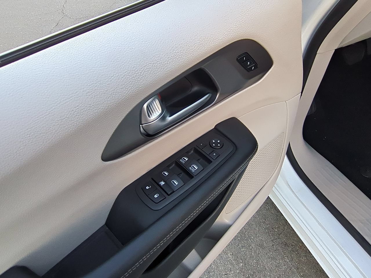 Used 2023 Chrysler Pacifica Touring-L FWD image 21