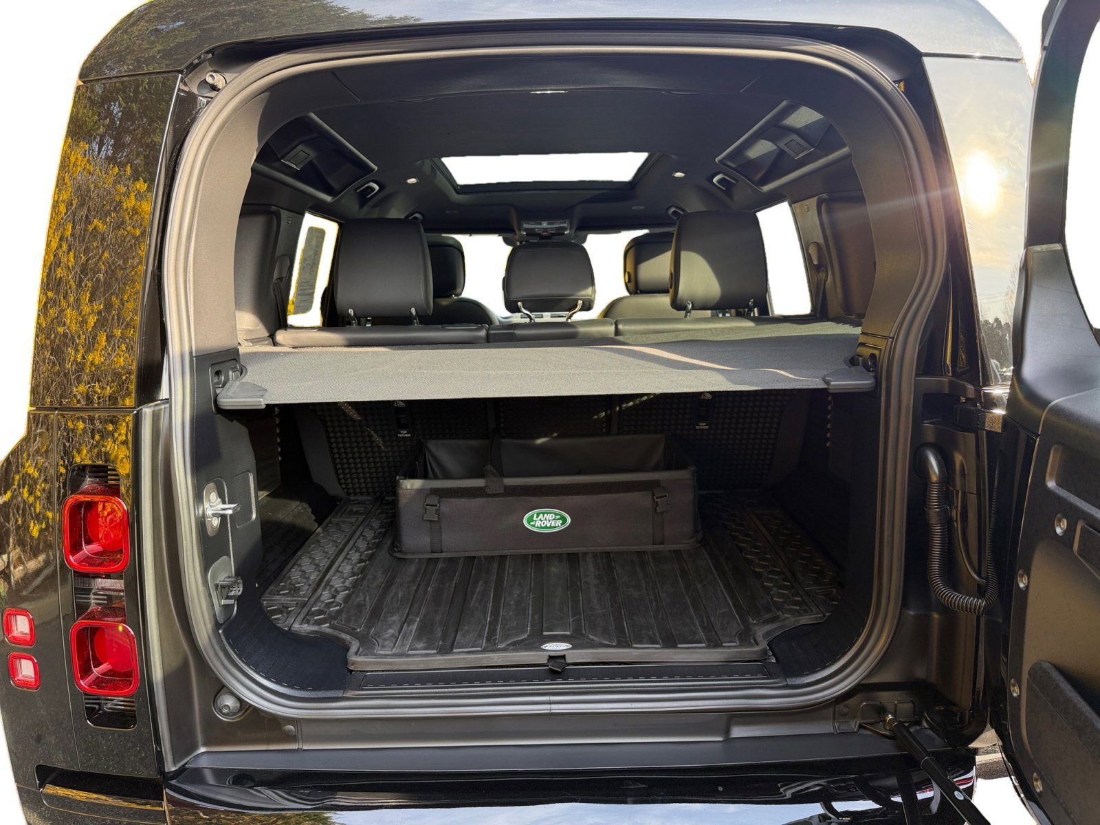 Certified 2024 Land Rover Defender 110 X-Dynamic SE image 25