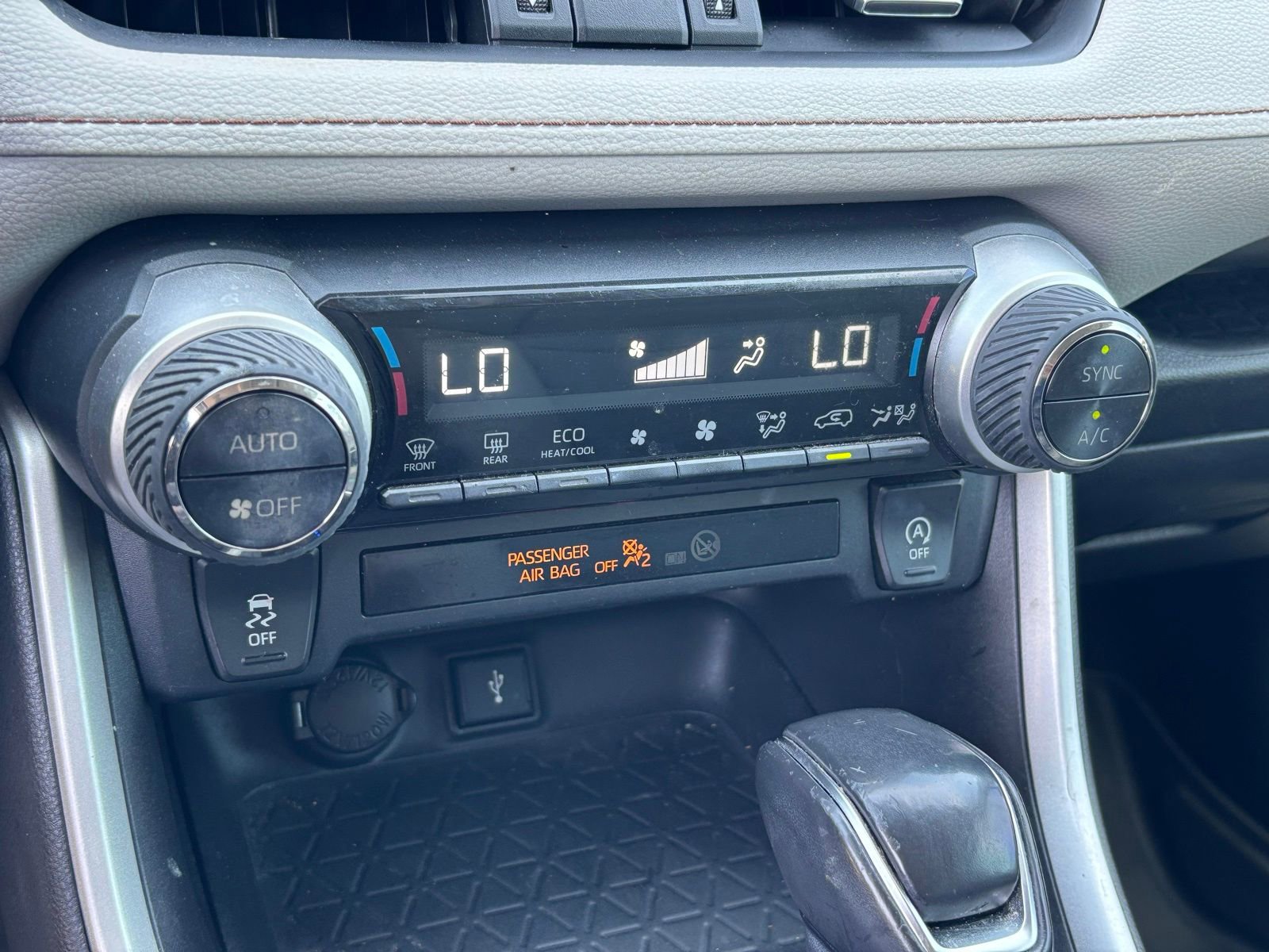 Used 2020 Toyota RAV4 XLE Premium FWD image 24