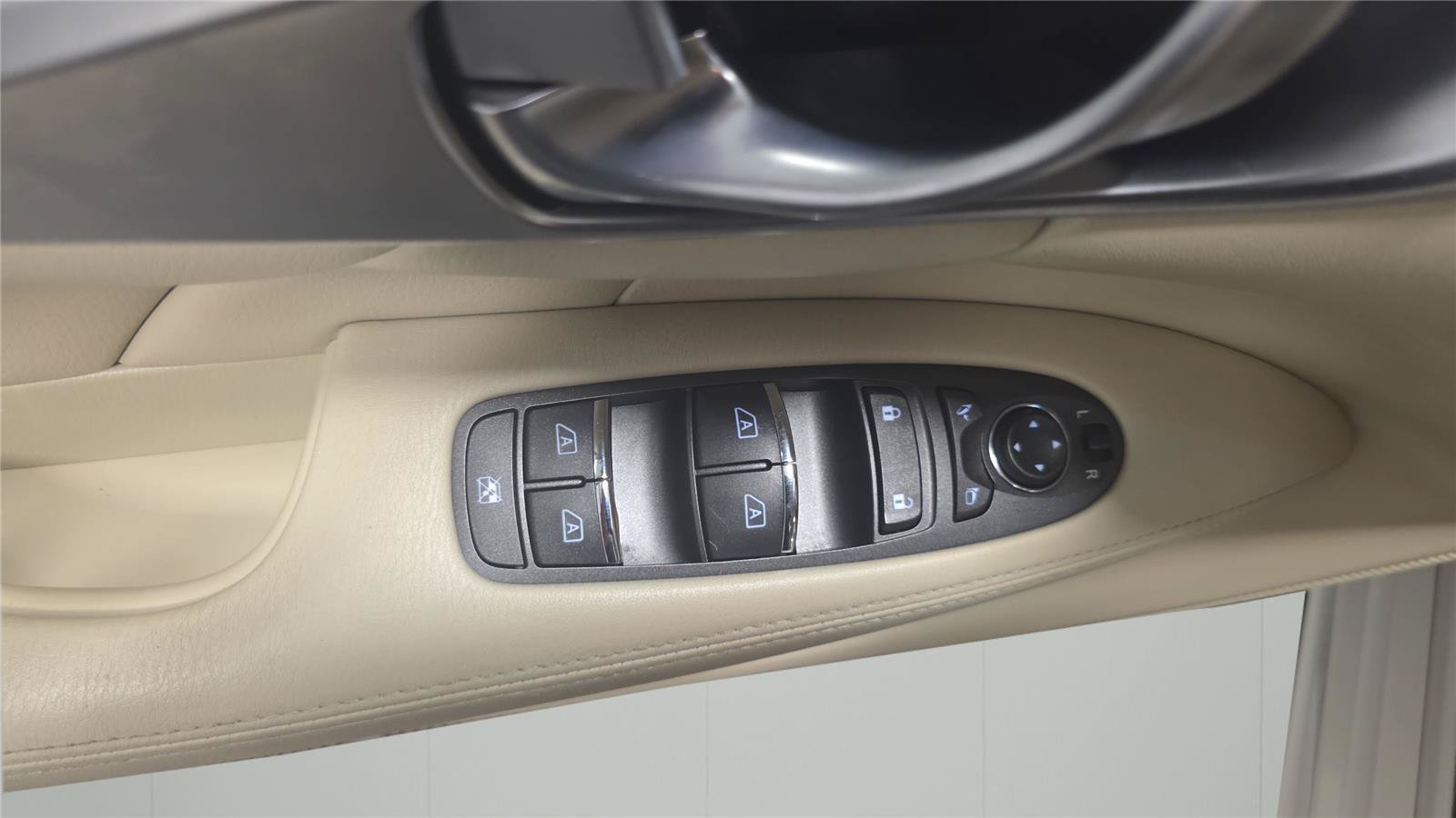 Used 2015 INFINITI Q70 3.7 w/ Technology Package RWD image 22