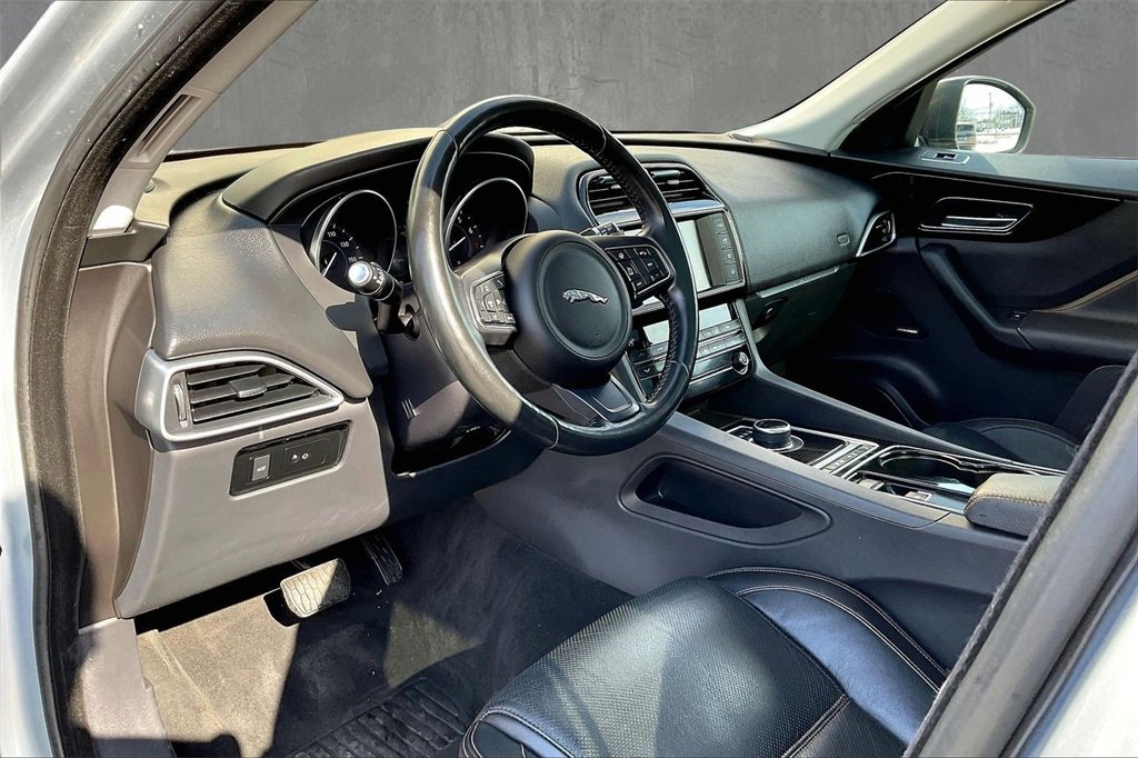 Used 2017 Jaguar F-PACE Prestige image 17