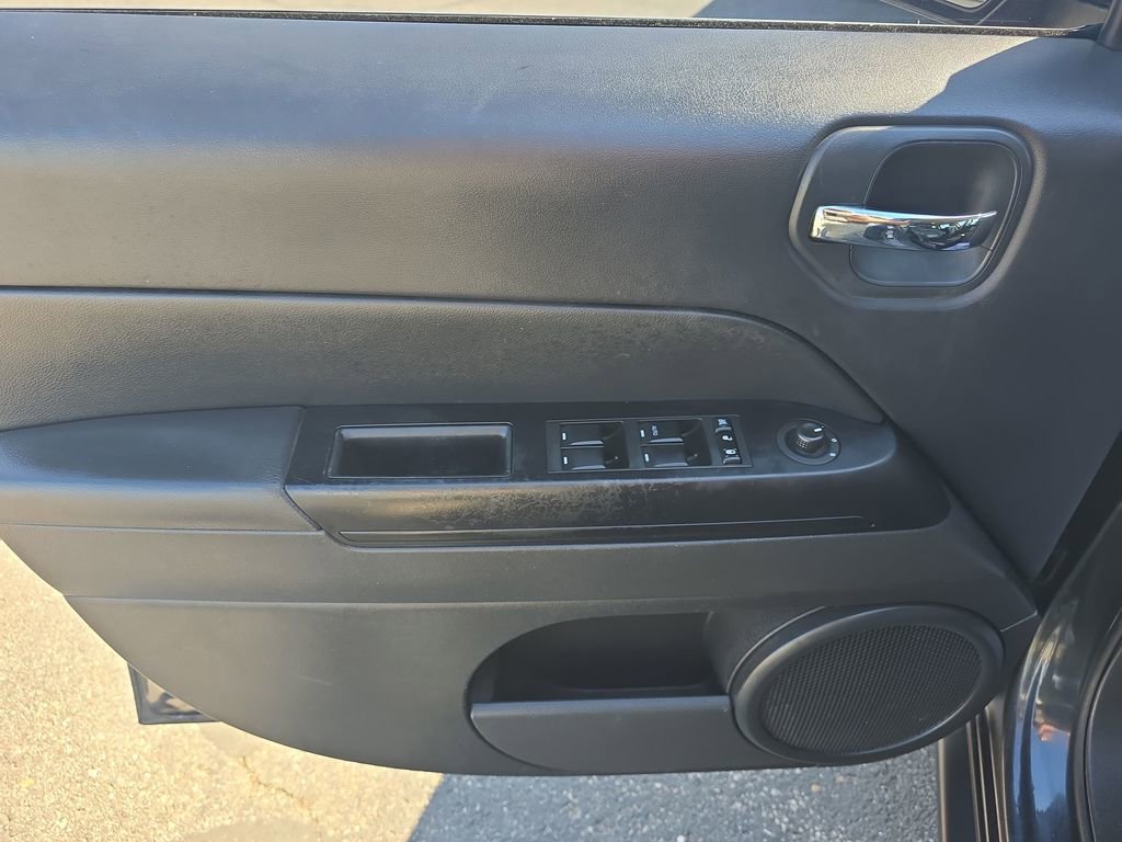 Used 2016 Jeep Patriot High Altitude FWD image 18
