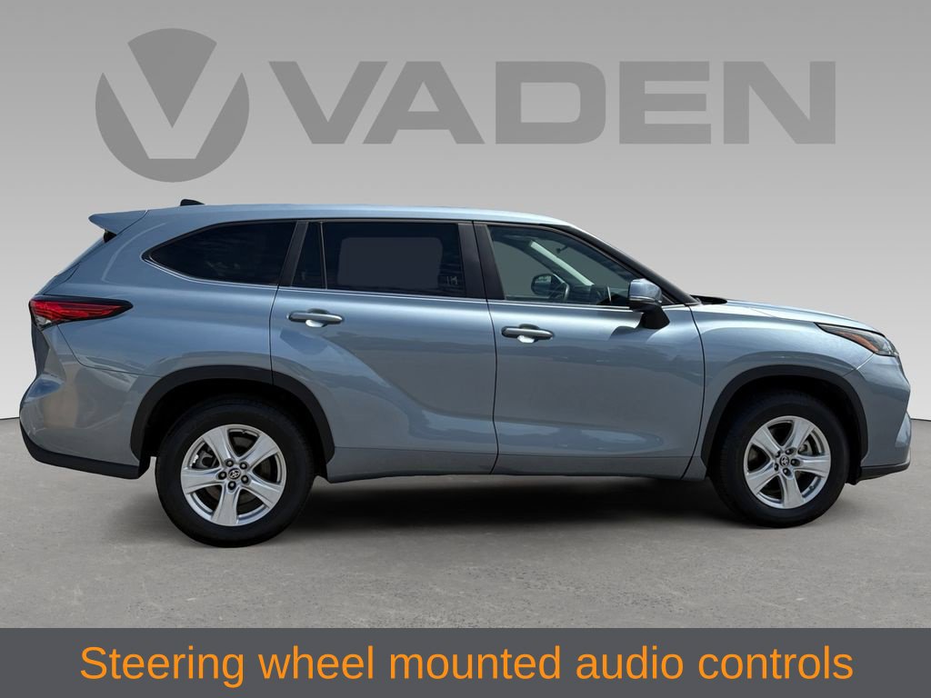 Used 2023 Toyota Highlander LE FWD image 4