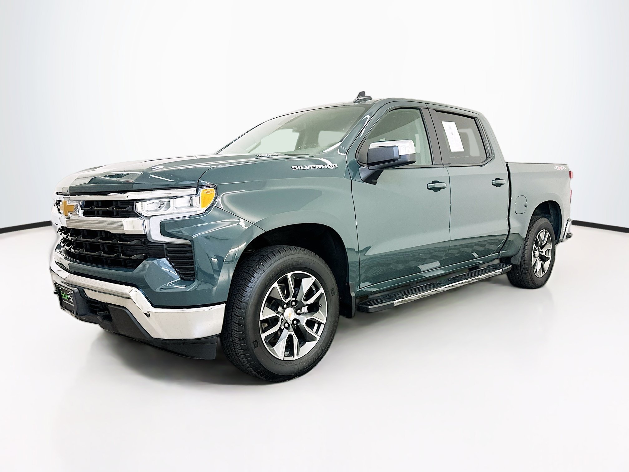 Used 2025 Chevrolet Silverado 1500 LT AWD/4WD image 3