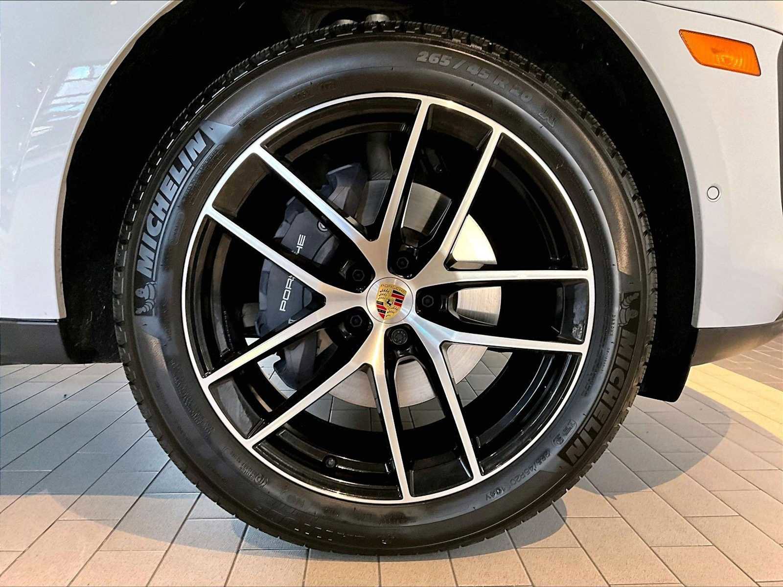 Used 2025 Porsche Macan image 14