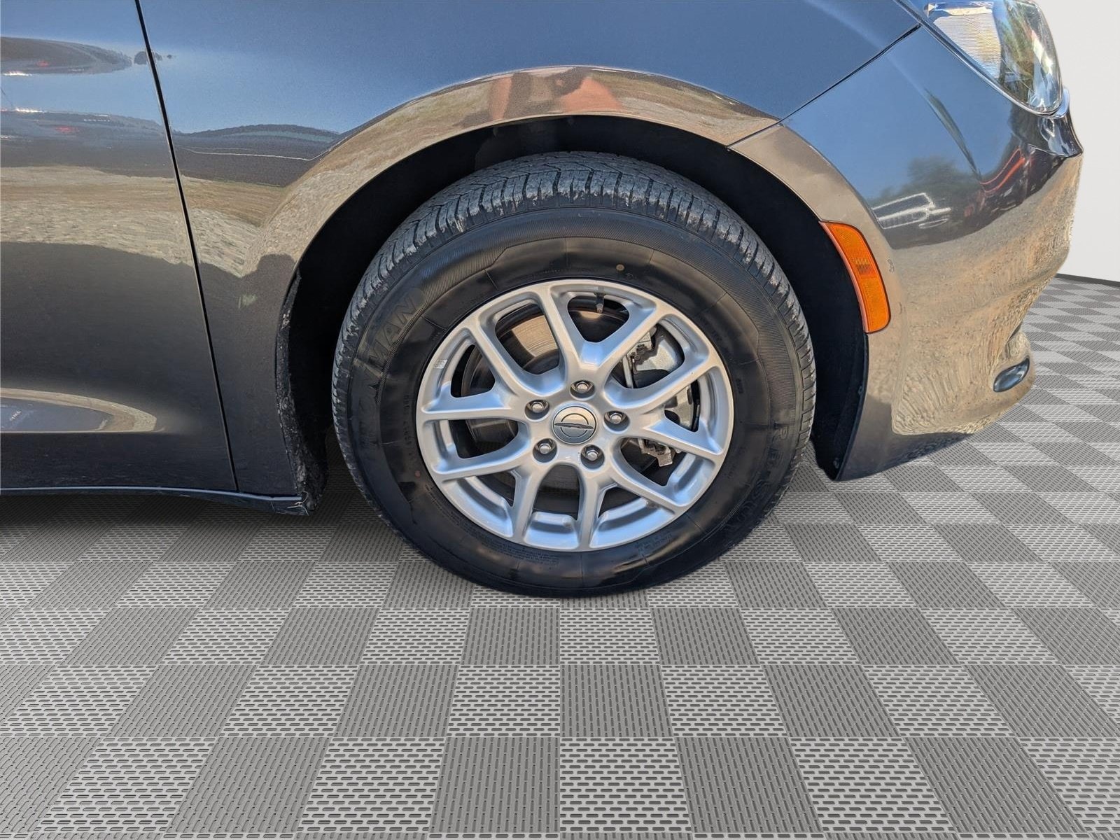 Used 2023 Chrysler Voyager LX FWD image 9