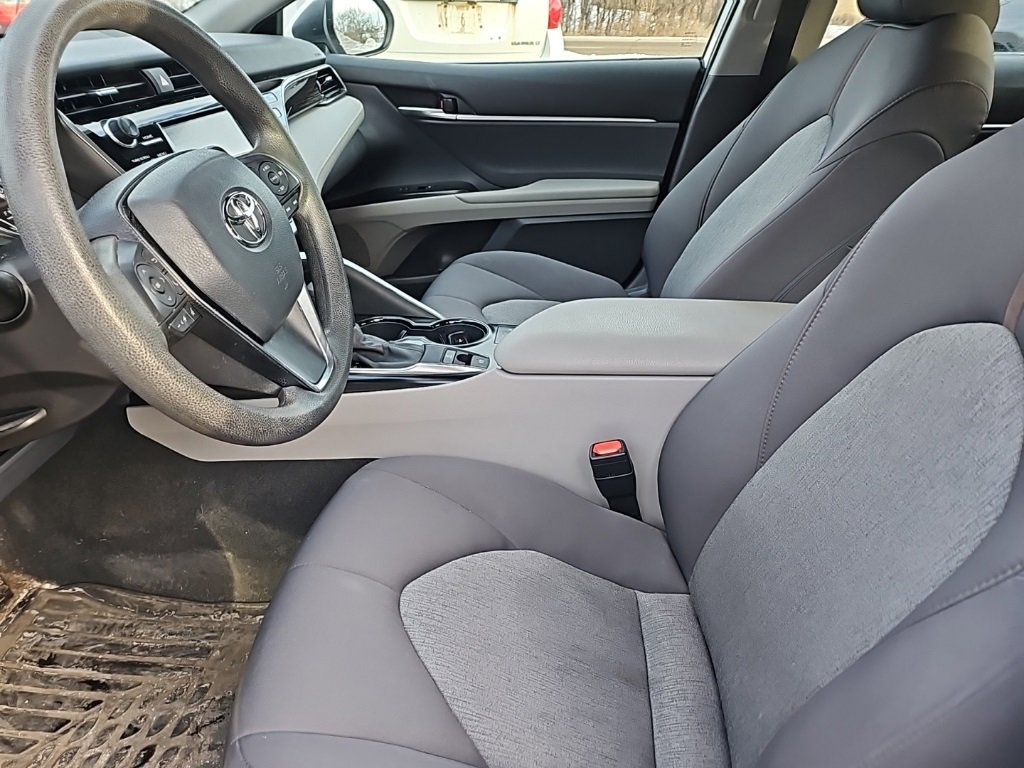 Used 2020 Toyota Camry LE image 2