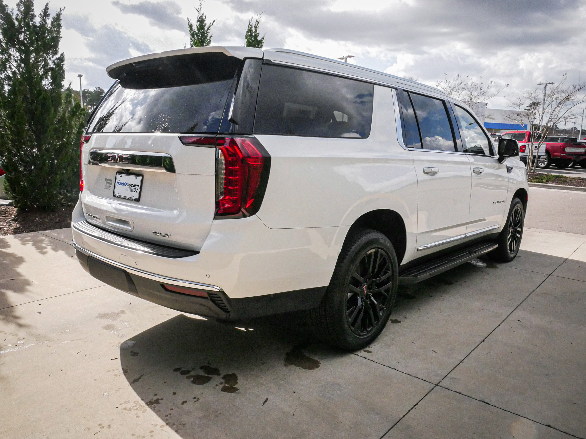 Used 2023 GMC Yukon XL SLT AWD/4WD image 10