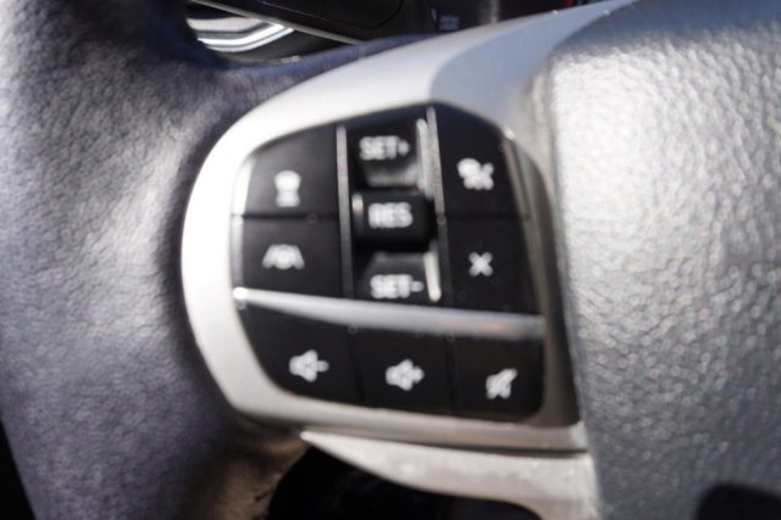 Used 2022 Ford Explorer XLT w/ Equipment Group 202A AWD/4WD image 29