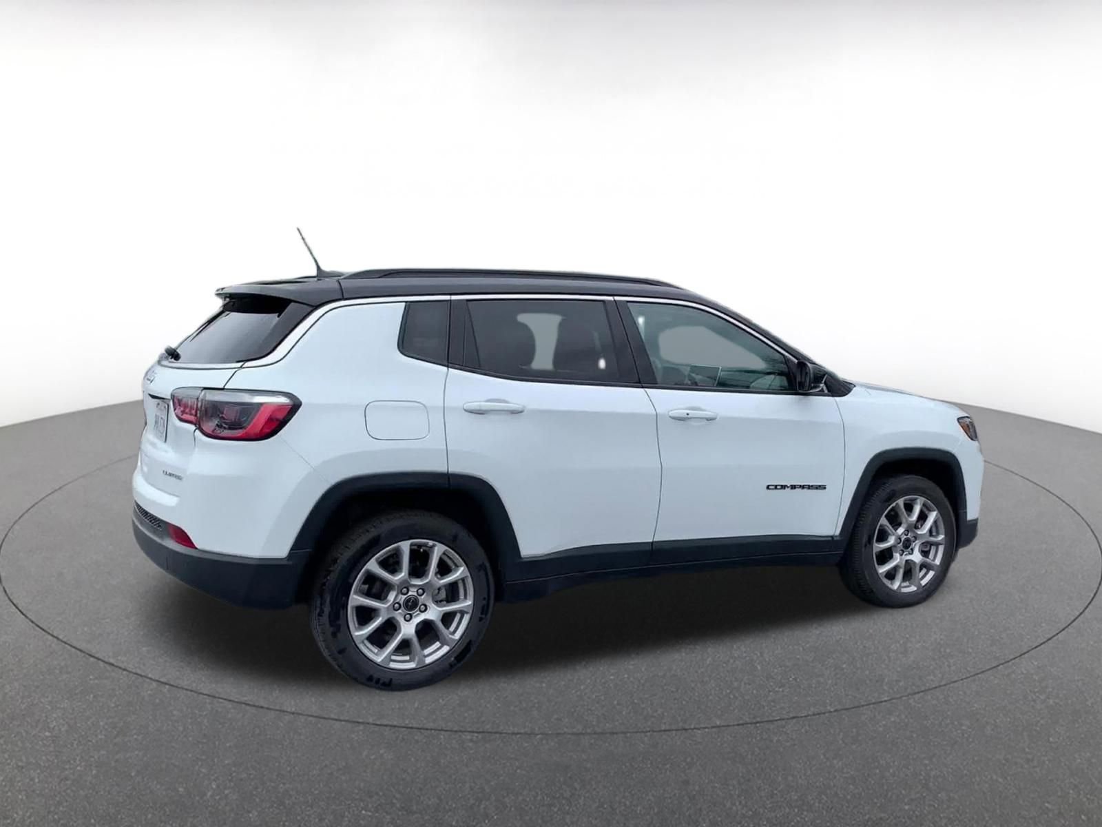 Used 2025 Jeep Compass Limited image 15