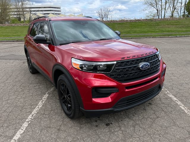 Used 2022 Ford Explorer XLT AWD/4WD image 2