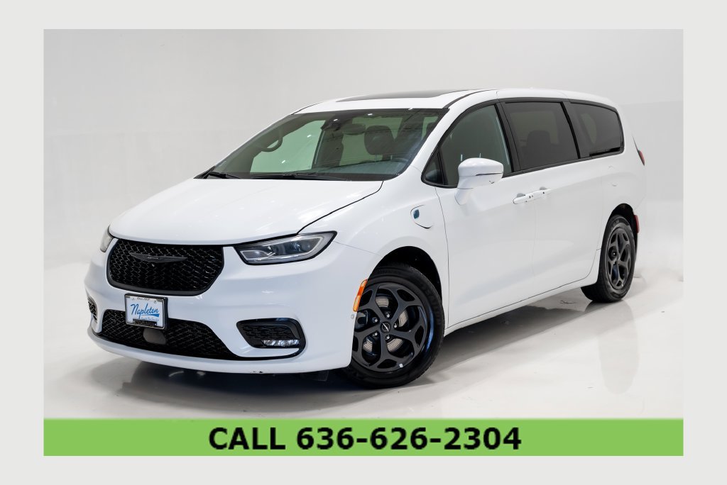 Used 2022 Chrysler Pacifica Limited w/ Uconnect Theater Family Group