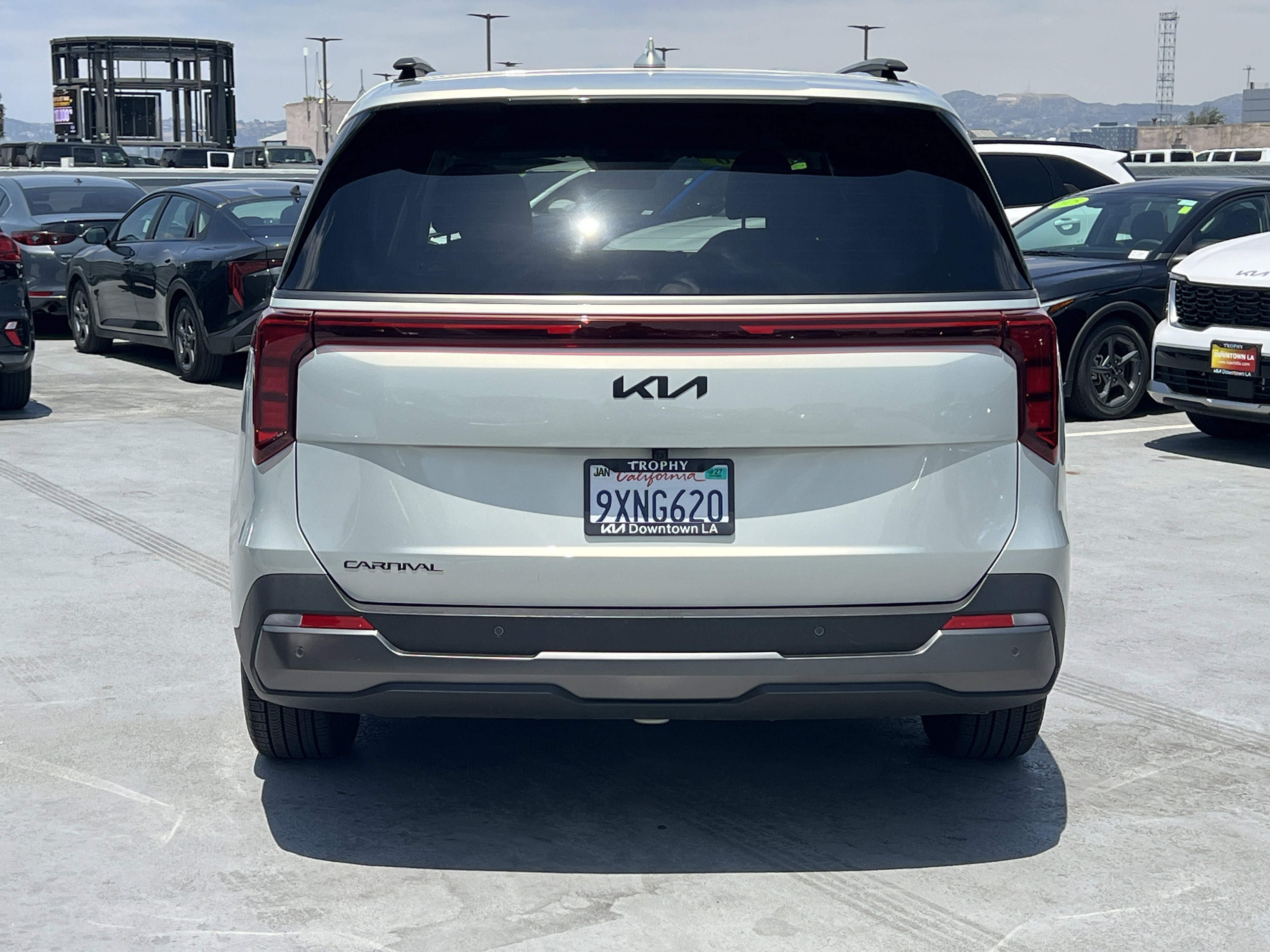 Certified 2026 Kia Carnival SX w/ SX Dark Edition Package FWD image 6