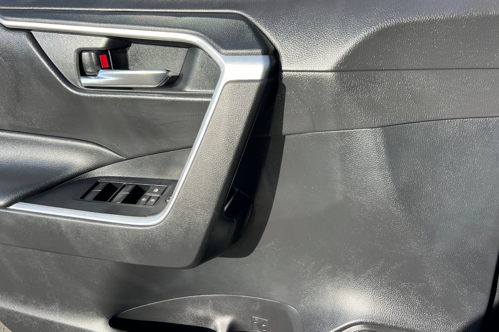 Used 2020 Toyota RAV4 XLE image 12