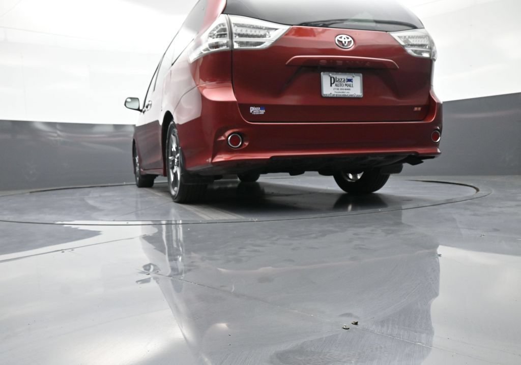 Used 2017 Toyota Sienna SE FWD image 33