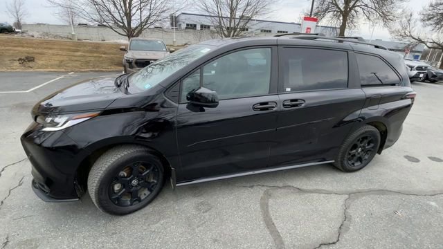 Used 2025 Toyota Sienna XLE Woodland Edition image 4