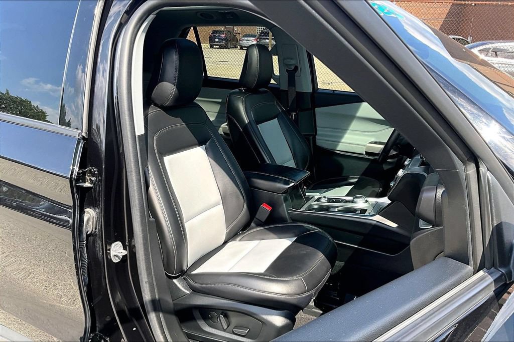 Used 2023 Ford Explorer XLT w/ Equipment Group 202A AWD/4WD image 7