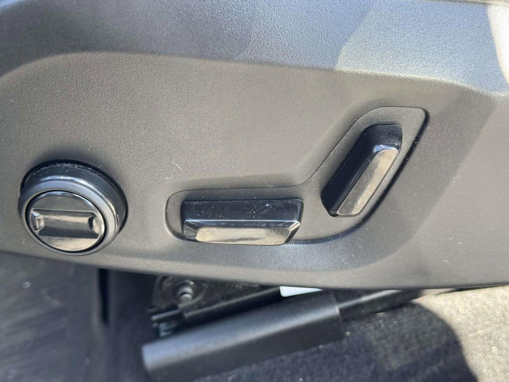 Certified 2023 Volvo XC60 B5 Plus w/ Climate Package image 18