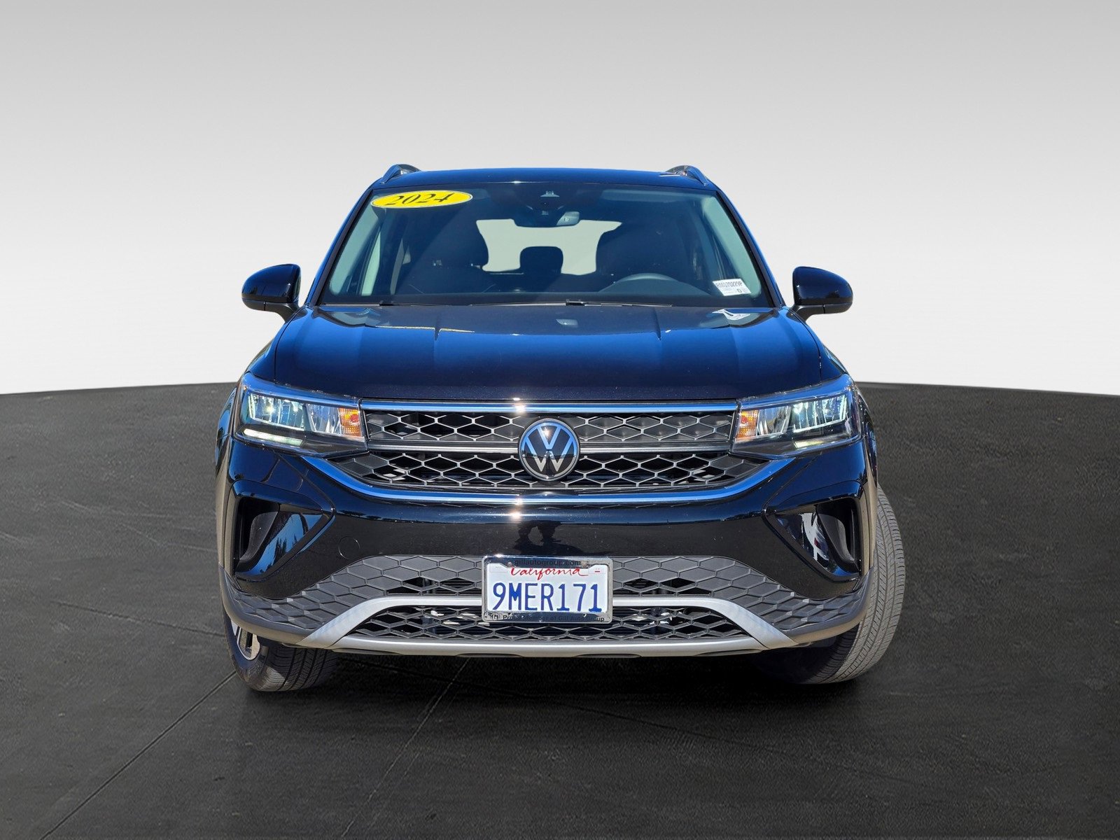 Used 2024 Volkswagen Taos SE w/ Panoramic Sunroof Package image 2