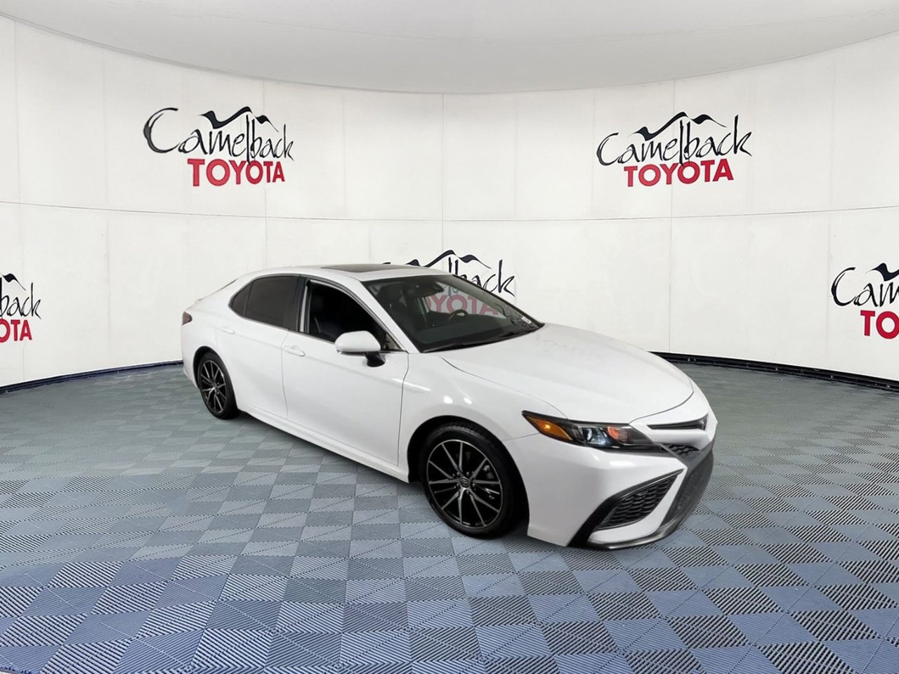 Used 2024 Toyota Camry SE w/ Convenience Package FWD image 2