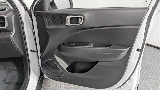 Used 2025 Hyundai Venue SEL FWD image 21