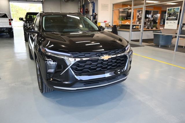 Used 2025 Chevrolet Trax LT w/ Driver Confidence Package FWD image 3