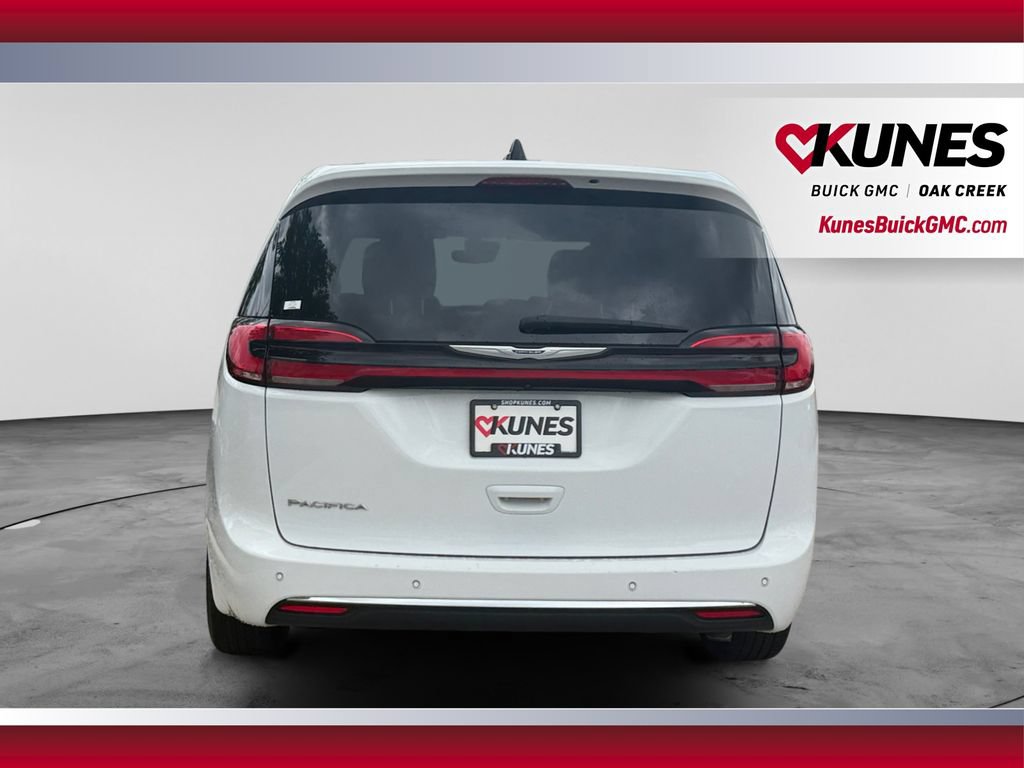 Used 2024 Chrysler Pacifica Touring-L FWD image 9