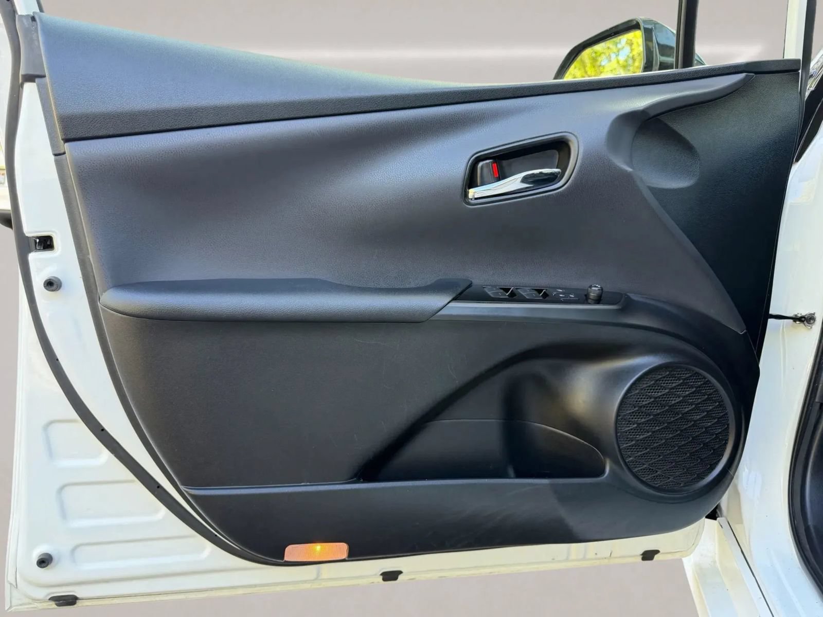 Used 2020 Toyota Prius LE FWD image 7