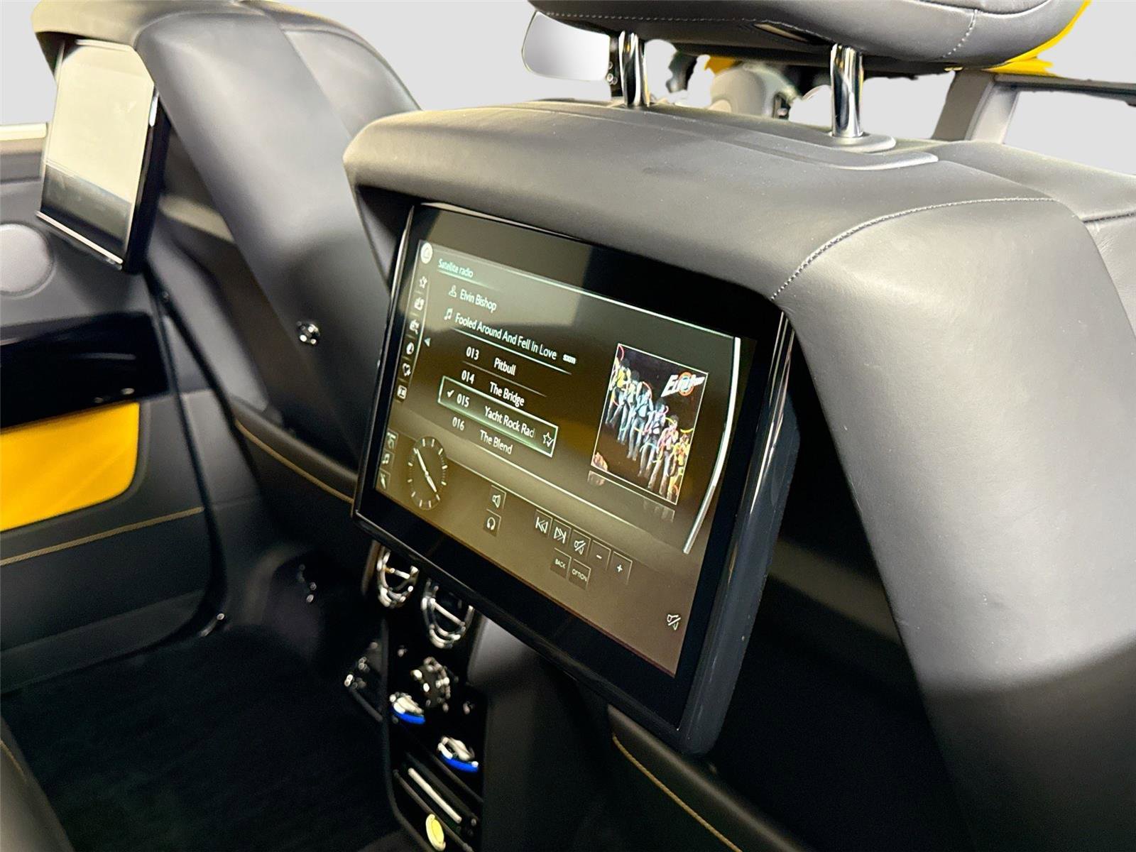 Used 2022 Rolls-Royce Cullinan w/ Interior Detailing Package image 32