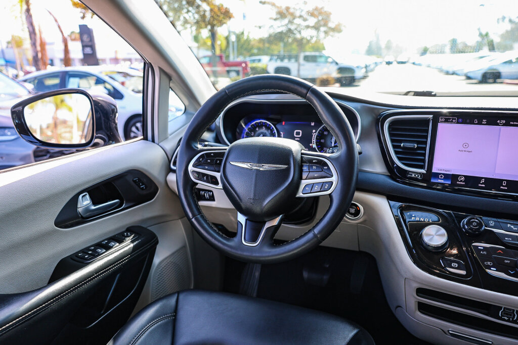 Used 2024 Chrysler Pacifica Touring-L FWD image 5