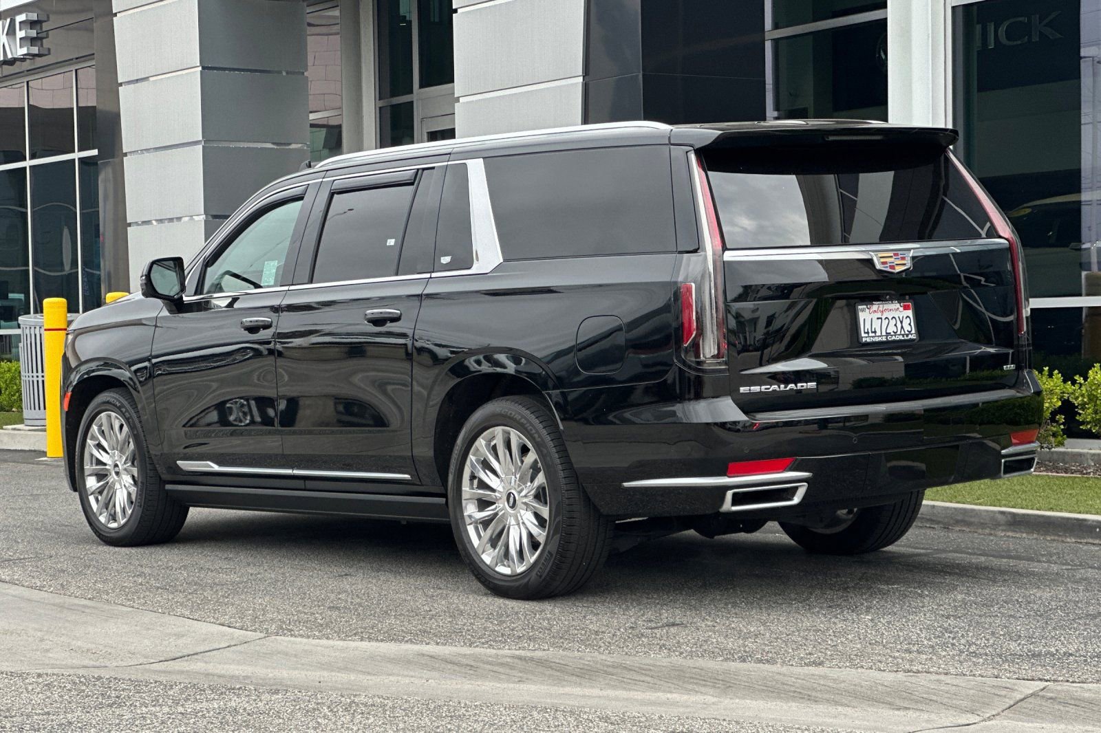 Used 2024 Cadillac Escalade ESV Premium Luxury w/ Performance Package image 6