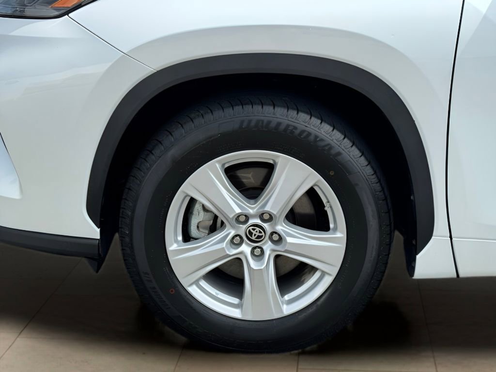 Used 2024 Toyota Highlander LE image 35