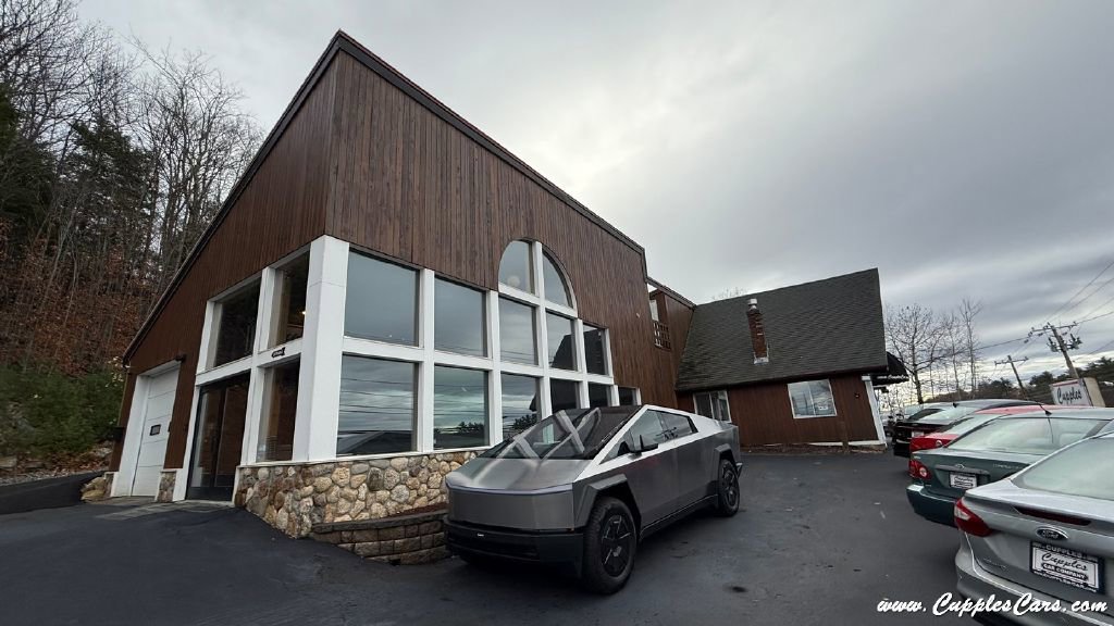 Used 2025 Tesla Cybertruck AWD Crew Cab image 32