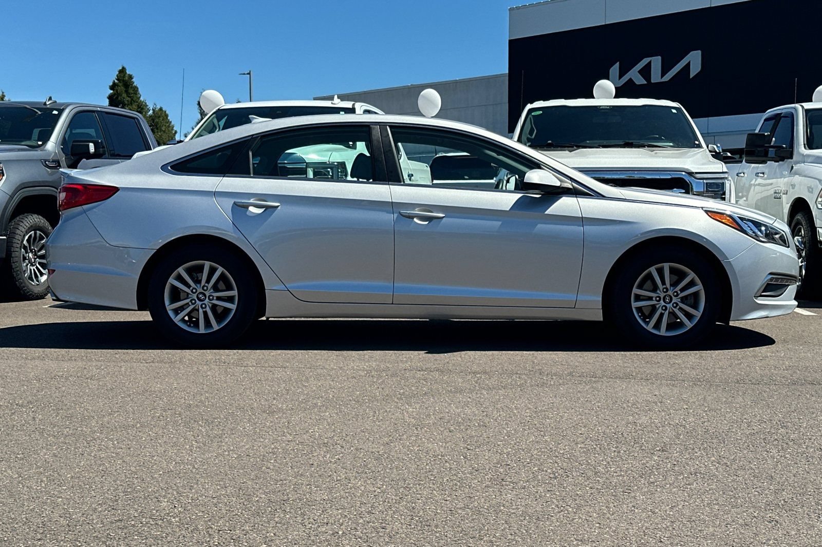 Used 2015 Hyundai Sonata SE w/ Option Group 02 FWD image 3