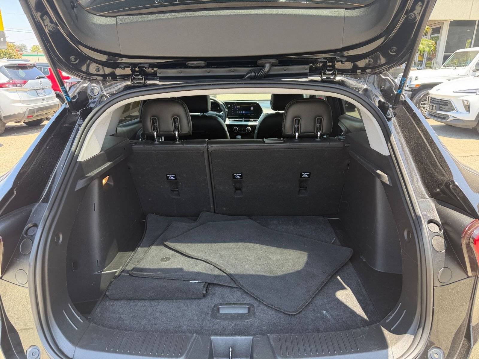 Used 2025 Chevrolet Trax LT FWD image 30
